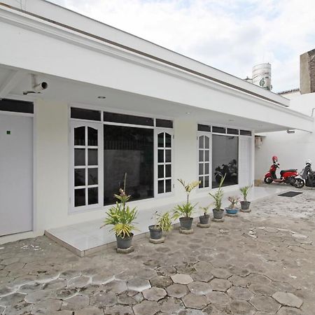 Отель Reddoorz Near Terminal Tirtonadi Surakarta  Экстерьер фото